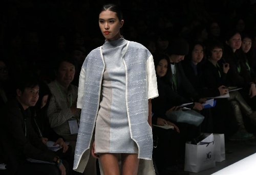 &nbsp;A model presents a creation designed by students from the Sino-French Institute of Fashion Designer in Shanghai University of Engineering Science during the first China Graduate Fashion Week in Beijing, capital of China, April 24, 2013. A total of 610 graduate students of fashion from 22 colleges will present their designs during the five-day event which kicked off on Wednesday. (Xinhua/Li Mingfang)