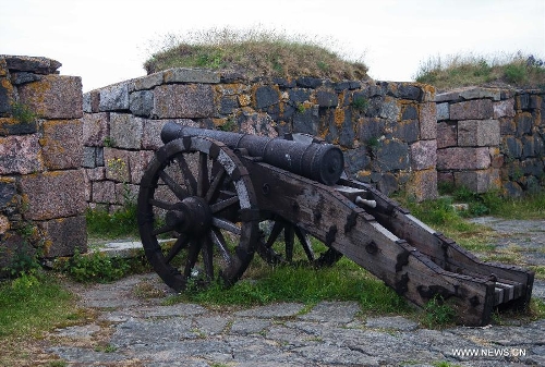 Photo taken on June 24, 2013 shows a cannon on the coastal defense at the island fortress of Suomenlinna in Helsinki, capital of Finland. Fortress of Suomenlinna is a unique historical monument and one of the largest maritime fortresses in the world. Its construction began in 1700s when Finland was part of the Kingdom of Sweden. As an example of European military architecture of its time, Suomenlinna was included in UNESCO's World Heritage List in 1991. (Xinhua/Yan Ting) 