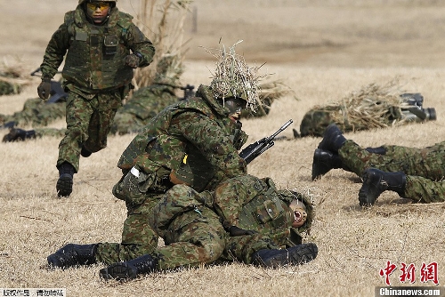 Japan's Self-Defense Forces (SDF) launched a military drill on island defense in a training ground in the city of Narashino in Chiba Prefecture on January 13, 2012.(Photo Source: chinanews.com)