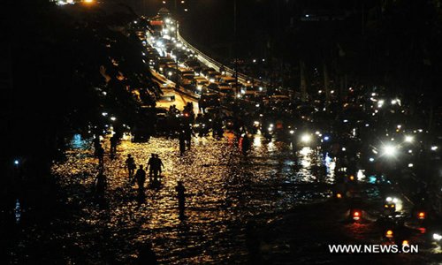 Casablanca street is inundated, causing long traffic jams at Kampung Melayu, East Jakarta, January 16, 2013. Rainy season causing floods hit East Jakarta, on midnight Tuesday, forced 6000 people in East Jakarta area to be displaced by the overflowing Ciliwung river. (Xinhua/Veri Sanovri) 