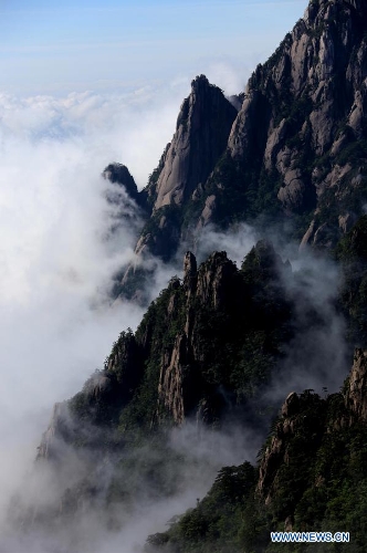 Photo taken on May 19, 2013 shows the sea of clouds at the Huangshan Mountain scenic spot in Huangshan City, east China's Anhui Province. (Xinhua/Shi Guangde)