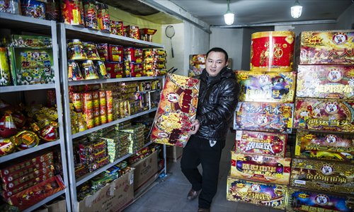 A fireworks vendor surnamed Jin prepares for the opening of his shop on Tuesday at Fuchengmen, Xicheng district, Monday. Photo: Li Hao/GT