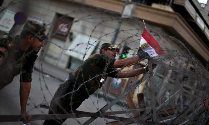 Egyptian republican guards and army forces secure the perimeter of the Egyptian presidential palace in Cairo on Dec. 6, 2012, after a long night of bloody clashes around here which caused the death of 5 protesters from Muslim Brotherhood (MB) and injury of hundreds from both sides. Photo: Xinhua