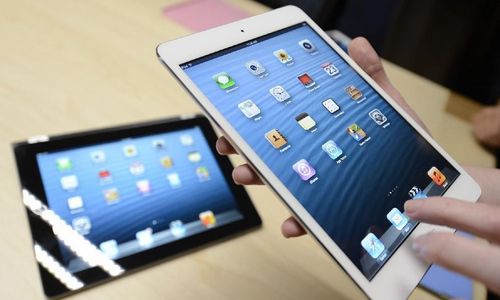 A visitor tries out the new iPad mini during an Apple special event in San Jose, California, the Untied States, October 23, 2012. Photo: Xinhua