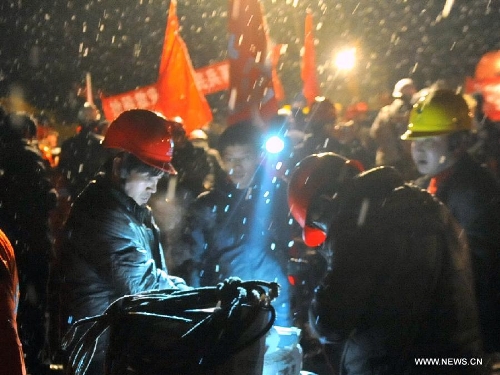 Electricians work to provide temporary power supply at the landslide site at Gaopo Village in Zhenxiong County, southwest China's Yunnan Province, Jan. 11, 2013. The death toll from a landslide that hit Gaopo Village on Friday has risen to 42, after more bodies were retrieved. Two injured people have been sent to a nearby hospital, and it has been confirmed that their injuries are not life-threatening. (Xinhua/Chen Haining) 