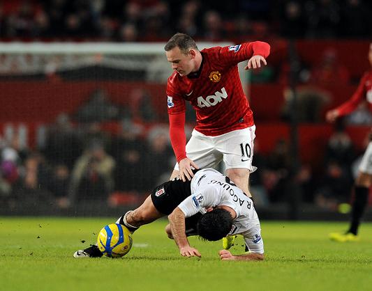 Wayne Rooney (No.10) of Manchester United and Giorgos Karagounis of Fulham in action on Saturday.  Photo: IC