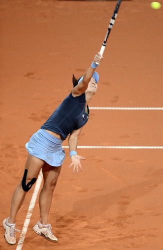 Li Na of China serves the ball during the semi-final match of Porsche Tennis Grand Prix against Bethanie Mattek-Sands of the United States in Stuttgart, Germany, on April 27, 2013. Li Na won 2-0. (Xinhua/Ma Ning) 