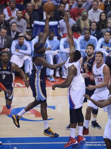 Memphis Grizzlies' Zach Randolph (Top, L) shoots during Game 5 of the Western Conference Quarterfinals against Los Angeles Clippers of the 2013 NBA Playoffs in Los Angeles, the United States, April 30, 2013. Grizzlies beat Clippers 103-93 to take a 3-2 lead in their series Tuesday. (Xinhua/Yang Lei) 