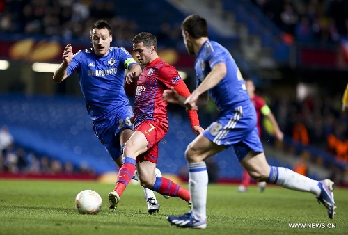 Steaua Bucharest's Alexandru Chipciu (C) vies for the ball with Chelsea's John Terry (L) during their Europa League soccer match in London March 15, 2013. Chelsea won 3-1 and entered the next round by 3-2 on aggregate. (Xinhua/Tang Shi) 