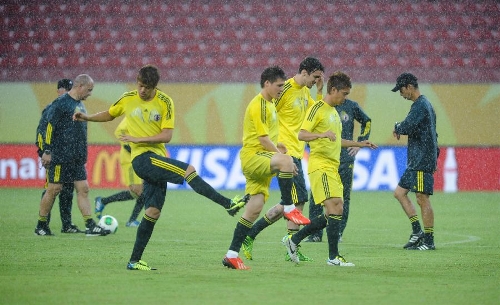 Japanese football players participate in a training session at the Arena Pernambuco Stadium, in Recife, Brazil, on June 18, 2013. Japan will face Italy on Wednesday in its second match during the the FIFA Confederations Cup Brazil 2013. (Xinhua/Weng Xinyang) 