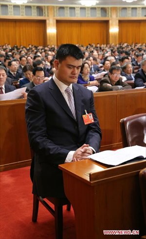 Yao Ming (center), a member of the 12th National Committee of the Chinese People's Political Consultative Conference (CPPCC), attends the opening meeting of the first session the 12th CPPCC National Committee at the Great Hall of the People in Beijing, capital of China, March 3, 2013. The first session of the 12th CPPCC National Committee opened in Beijing on March 3. (Xinhua/Liu Weibing)
