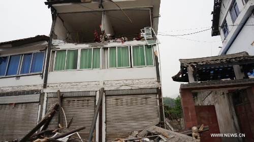 Houses are seriously damaged by the earthquake in Lushan County, southwest China's Sichuan Province, April 21, 2013. A 7.0-magnitude earthquake hitting Lushan County Saturday morning has left 179 people dead till 9:25 Beijing Time (0125 GMT) on April 21, the China Earthquake Administration has announced. (Xinhua/Li Gang)  