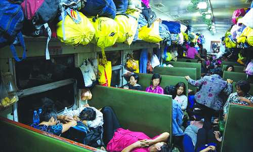 More than 3,300 cotton pickers pack a train from Zhengzhou, Henan Province, to Xinjiang, with barely enough space to move in the carriages. Photo: Wu Jiaxiang