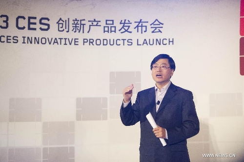 Yang Yuanqing, chairman and CEO of the Lenovo Group, introduces the company's latest products during the 2013 International Consumer Electronics Show (CES) in Las Vegas, the United States, Jan. 8, 2013. (Xinhua/Yang Lei)&nbsp; 