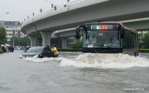 Bus and cars wade through a flooded street in Tianjin, North China, July 26, 2012. Heavy rainfall hit the municipality from Wednesday afternoon to Thursday. Photo: Xinhua
