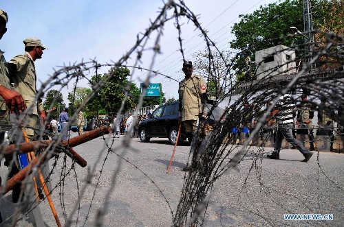 Paramilitary troops cordon off the vicinity of an anti-terrorism court in Rawalpindi, adjacent city of Islamabad, capital of Pakistan, on April 23, 2013. The Pakistani anti-terrorism court, conducting the trial of suspects charged with involvement in the 2007 assassination of former Prime Minister Benazir Bhutto on Tuesday ordered that former President Pervez Musharraf would be included in the investigation process. (Xinhua/Ahmad Kamal)