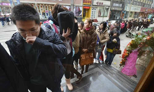 People queue for Starbucks coffee in March in Taiyuan, North China's Shanxi Province. Photo: CFP
