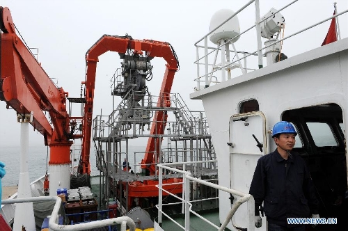  Xiangyanghong 09, a mother vessel for the manned submersible Jiaolong, waits to leave Zhongyuan Dock in Qingdao, east China's Shandong Province, June 5, 2013, to receive Jiaolong in Jiangyin City of east China's Jiangsu Province. Xiangyanghong 09 is expected to leave for the South China Sea and the North Pacific on June 10, kicking off a sailing of experimental application. It will conduct a scientific research on marine biodiversity during its 110-day journey. (Xinhua/Li Ziheng)  