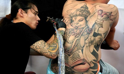 A tattoo artist practises at the China Tattoo Convention held in Shenyang, Liaoning Province, on August 5, 2011. Photo: CFP