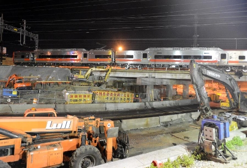 Photo taken on May 17, 2013 shows a train near the scene of the train collision, in Connecticut, the United States. Two trains collided after one of them derailed during the Friday evening rush hour in Fairfield, the U.S. state of Connecticut, injuring at least 60 people. (Xinhua/Wang Lei) 
