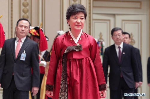 South Korean President Park Geun-hye attends a dinner after inauguration ceremony in Seoul, South Korea, Feb. 25, 2013. Park Geun-hye, the daughter of South Korea's late military strongman Park Chung-Hee, was sworn in as the country's first female president on Monday. (Xinhua/Chung Sung-Jun) 