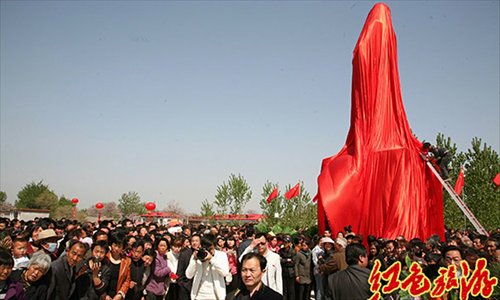 People wait a bronze statue of Mao Zedong to be unveiled  in Liuguangying village, Linzhang county in Hebei Province on the morning of April 25. Photo: ifeng.com