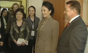 Peng visits the dormitory of a boarding school for orphans in Moscow on March 23. Photo: ifeng.com