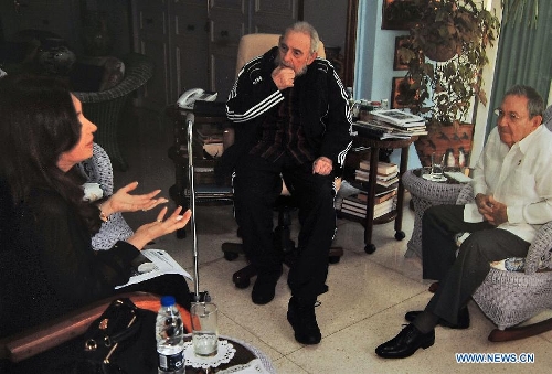 Photo released on Jan. 12, 2013 shows Cuban President Raul Castro (R), Cuban Revolution leader and former president Fidel Castro (C) and Argentina's President Cristina Fernandez (L) attending a meeting in Havana, Cuba, Jan. 11, 2013. Cuban President Raul Castro and his brother Fidel Castro, met with Argentinean President Cristina Fernandez, reported on Saturday the Cuban newspaper 