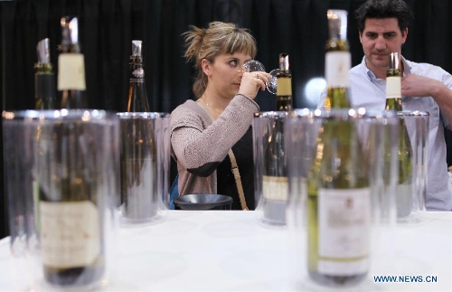  People taste wine at the International Hospitality and Food Service Fair (SIRHA) in Lyon, France, on Jan. 30, 2013. The five-day fair was closed on Wednesday. The biyearly SIRHA was founded in 1984 and is considered one of the most influential food expos in Europe. (Xinhua/Gao Jing)