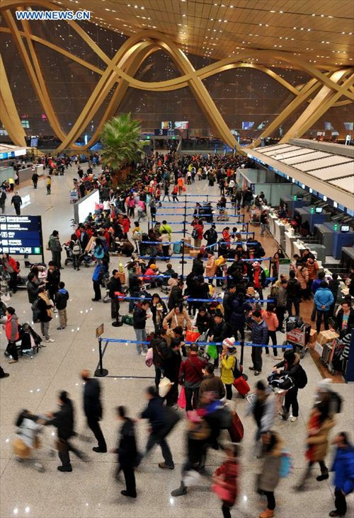 Passengers are trapped at Kunming Changshui International Airport in Kunming, capital of Southwest China's Yunnan Province, January 3, 2013. Affected by the dense fog, a total of 434 flights were cancelled and about 7,500 passengers were trapped in the airport until 9 pm Thursday.(Xinhua/Lin Yiguang)