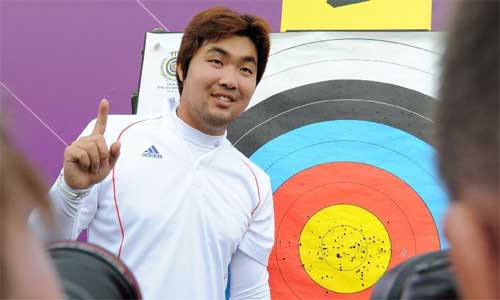 Lin celebrates his new world record on July 27, 2012. Photo: Xinhua