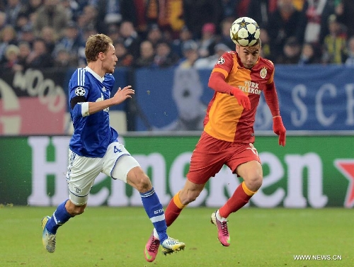 &nbsp;Benedikt Hoewedes (L) of FC Schalke 04 vies with Burak Yilmaz of Galatasaray during the UEFA Champions League eighth-final match at Veltins Arena in Gelsenkirchen, west Germany, March 12, 2013. Galatasaray won 3-2 and entered the quarterfinal. (Xinhua/Ma Ning) 