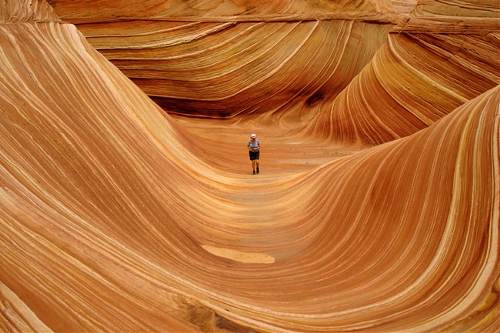 The Wave, Arizona, USA  (Source: www.huanqiu.com)Today we will visit the seventeen natural wonders of the world. Their charms lie in the simplicities of local lives, the cheerfulness of their people and their natural wonders.