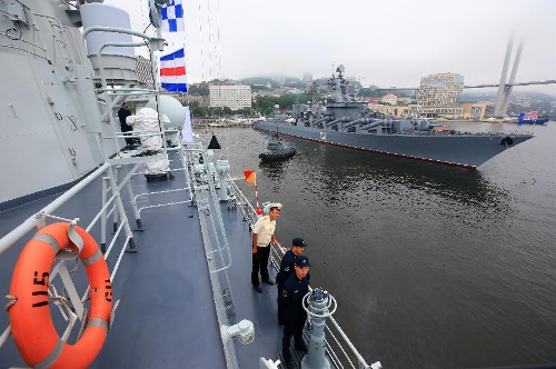 A Chinese Navy vessel leaves for joint naval drills from a port in Vladivostok, Russia, July 8, 2013. China and Russia started on Monday the joint naval drills off the coast of Russia's Far East. (Xinhua/Zha Chunming)&nbsp; 