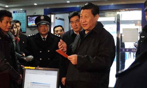 Xi Jinping (R), general secretary of the Communist Party of China (CPC) Central Committee and chairman of the CPC Central Military Commission, visits policemen at the Changqiao Police Station in the Xicheng District of Beijing, capital of China, February 8, 2013. Xi Jinping on Friday visited and extended greetings to laborers including subway construction workers, sanitation workers, police officers and taxi drivers in Beijing, ahead of the Chinese traditional Spring Festival, which starts on Feb. 10 this year. Photo: Xinhua

