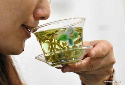 A woman tastes tea at the 6th Guangxi Nanning Spring Tea Fair in Nanning, capital of south China's Guangxi Zhuang Autonomous Region, April 29, 2013. The five-day fair kicked off on Sunday. (Xinhua/Lu Boan) 