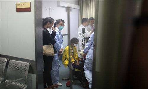 Doctors assess a 12-year-old girl's eye injury Thursday afternoon at the Eye and ENT Hospital of Fudan University. Photo: Cai Xianmin/GT