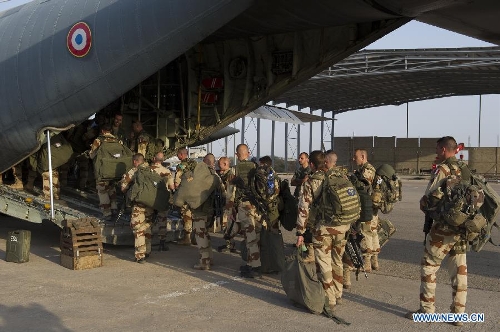 A photo released on Jan. 12, 2013 by French Army Communications Audiovisual office (ECPAD) shows French soldiers prepare to board on a fighter plane to Mali on Jan. 11, 2013 at Kossei camp at the French military base of N'Djamena in Chad. French President Francois Hollande announce that French forces have launched military intervention on Friday in a support of Malian troops countering Islamist rebels' offensive. (Xinhua/NICOLAS-NELSON RICHARD/ECPAD) 