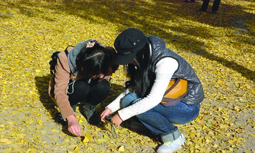 Two lesbians at a social gathering. Photo: Courtesy of Lesdo