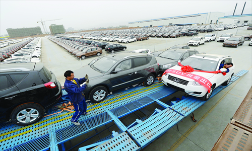 Newly minted Geely SUVs are loaded onto a truck in Chengdu, Sichuan Province Friday. A total of 578 SUVs made in Chengdu by Zhejiang Geely Holding Group were exported to Iran, Oman, Kuwait and Saudi Arabia. Geely said it has already received over 400 additional SUV orders for March from the Middle Eastern countries, and expects to export up to 20,000 units worldwide from Chengdu this year. Photo: CFP