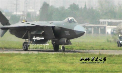 After several photos of a Chinese J-20 stealth fighter carrying a new type of air-to-air missiles leaked online, analysts speculated they were PL-10 or PL-13 model rockets, comparable to the US' latest AIM-9X. Photo: mil.huanqiu.com