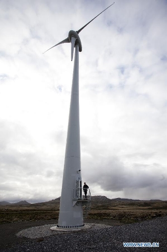 An employee enters a mill 44 meters high at the wind farm in the Sand Bay wind farm zone in Puerto Argentino (Port Stanley), on the Malvinas Islands (Falkland Islands), March 13, 2013. The Malvinas Islands have a wind farm with 6 mills generating 33 percent of the electricity consumed by the residents. (Xinhua/Martin Zabala) 