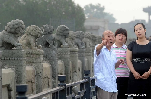  Zheng Fulai (L), a witness of the 