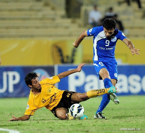 &nbsp;Saif al Hasan (L) of Kuwait's Qadsia SC vies with Rasulov of Tajikistan's Ravshan SC during their AFC Cup football match in Kuwait City, Kuwait, on April 3, 2013. Qadsia won the match 3-0. (Xinhua/Noufal Ibrahim) 
