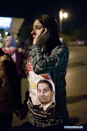 &nbsp;A supporter of former Egyptian President Hosni Mubarak cries during a protest outside the Maadi Military Hospital in Cairo, Egypt, April 17, 2013. Egypt's prosecution ordered Wednesday to discharge former Egyptian President Hosni Mubarak from Maadi Military Hospital and send him back to Tora Prison Hospital, official Al-Ahram news website reported. (Xinhua/Li Muzi) 
