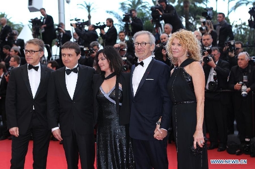  President of the Jury, US director Steven Spielberg (2nd R) arrives for the screening of American film Inside Llewyn Davis in competition at the 66th Cannes Film Festival in Cannes, southern France, May 19, 2013. (Xinhua/Gao Jing) 