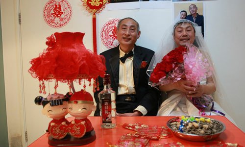 Grasping a bouquet of flowers and dressed up to the nines, the couple smiles for the camera. Photo: ifeng.com