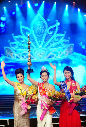 Dang Thu Thao (C) is crowned as Miss Vietnam 2012 in Vietnam's central coastal city Da Nang, at night on August 25, 2012. Some 40 contestants from across the country gathered in the city to take part in the final event. Photo: Xinhua