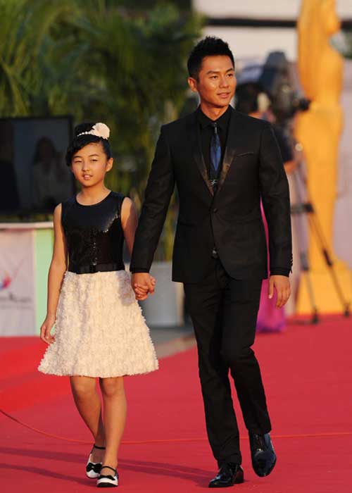 Actor Li Chen (R) and actress Zhang Zifeng walk on the red carpet to attend the Award Ceremony of the 21st China Golden Rooster & Hundred Flowers Film Festival in Shaoxing City, east China's Zhejiang Province, Sept. 29, 2012. The festival, the largest film awards event in China, will close on Saturday night. Photo: Xinhua