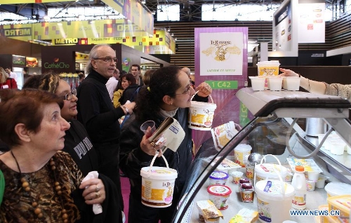  Customers buy milk products at the International Hospitality and Food Service Fair (SIRHA) in Lyon, France, on Jan. 30, 2013. The five-day fair was closed on Wednesday. The biyearly SIRHA was founded in 1984 and is considered one of the most influential food expos in Europe. (Xinhua/Gao Jing)